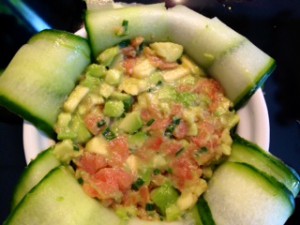Förmchen füllen mit Avocado-Lachs-Salat