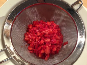 Eingelegte Erdbeeren mit Haarsieb abseihen