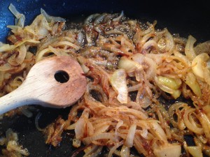 Zwiebel anbraten und mit etwas Weißwein und Brühe ablöschen