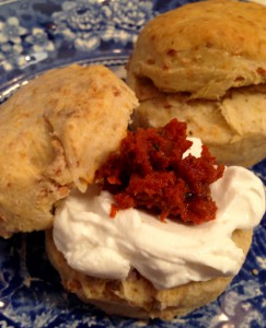 Röstzwiebel-Scones mit Ziegenfrischkäse und 'Tomaten-Confit'