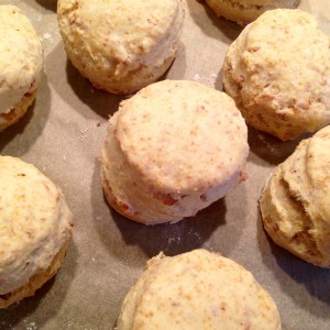 Frisch gebackene Röstzwiebel-Scones