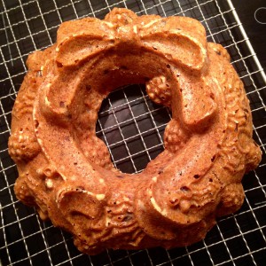 Kuchen aus der Backform stürzen und auf einem Kuchengitter auskühlen lassen