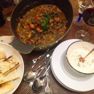 Das Essen kann beginnen: Süßkartoffel-Lammfleisch-Stew, Pfannen geröstetes Weißbrot, Sweet-Chili-Dip & Rotwein