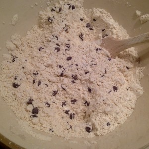 Schokotropfen mit gesiebtem Mehl vermengen