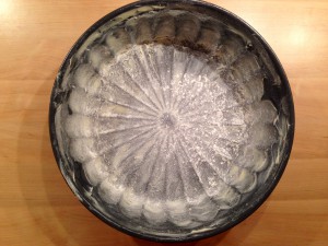 Backform ausbuttern und mehlen