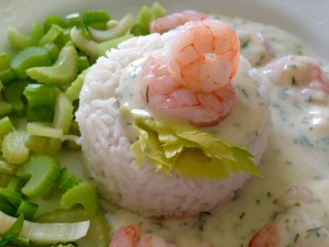 Garnelen in Sauerrahm-Dill-Sauce mit Selleriegemüse und Basmati Reis