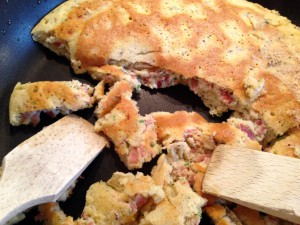 Salzigen Kaiserschmarrn in Stücke zerreißen