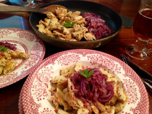 Fertig: salziger Kaiserschmarrn mit Rote-Zwiebel-Gemüse