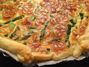 Fertige Grüne Spargel Quiche mit Pinienkernen und Parmesan