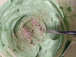 Weizengraspulver vermengt mit Crème fraîche