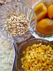 Zutaten: Reis, Mais, Pfirsiche und Pinienkerne