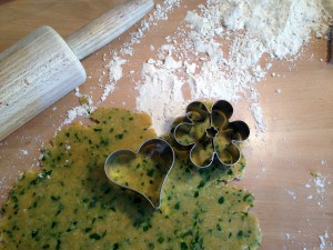 Bärlauch-Teig ausrollen und Kekse mit Förmchen ausstechen