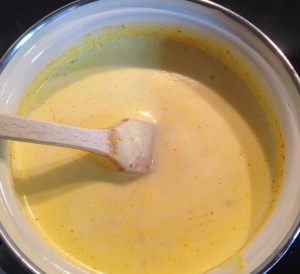 Gezuckerte, etwas eingekochte Safran-Kardamom-Milch