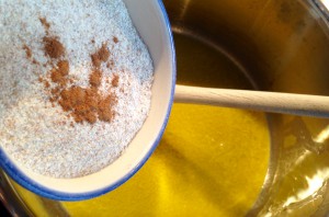 Grieß mit Zimt & Prise Salz in die geschmolzene Butter einrühren