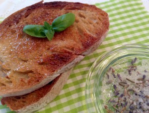 Geröstetes Brot mit Olivenöl und Lavendel-Salz