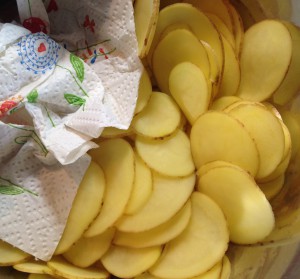 Kartoffelscheiben in der Salatschleuder trocknen und danach mit Küchenpapier vollends trocknen
