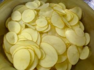 Kartoffelscheiben zweimal waschen, bis das Wasser klar ist