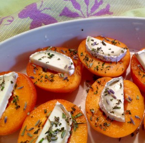 Bildschön: Aprikosen mit Ziegenkäse