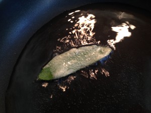 Salbeiblätter in heißem Öl