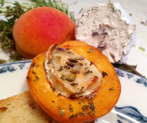 Überbackene Aprikose mit Ziegenkäse, Lavendel-Salz und frischen Kräutern