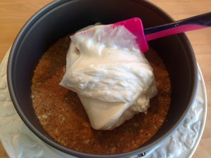 frischkaese-creme-auf-dem-broesel-butter-boden-verteilen