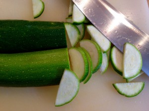Frische Zucchini vorbereiten