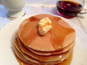 Amerikanisches Frühstück - Pancakes mit Ahornsirup