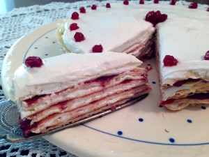 Ein Stück Glück: Pfannkuchen-Torte mit Vanillequark und Preiselbeeren
