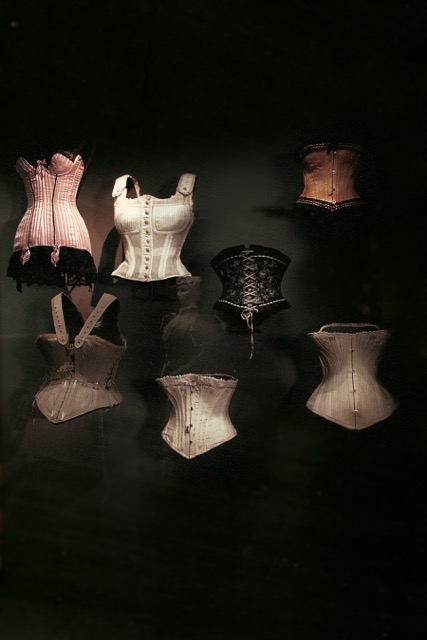 Eine Auswahl an Korsetts aus dem Modemuseum Ludwigsburg
