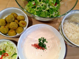 Falafel, Salat mit Kreuzkümmel-Vinaigrett, Reis, Joghurt-Sesammus-Dressing mit geräuchertem Paprikapulver