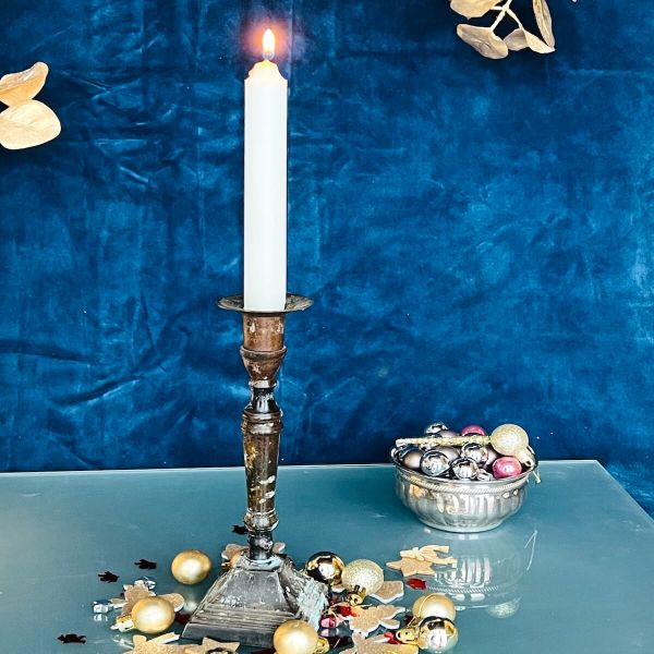 Dunkler Kerzenständer