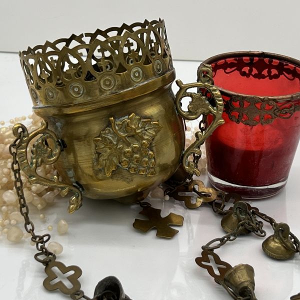Hängelicht mit rotem Glas und Kreuzen